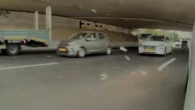 האבנים נופלות סמוך לכלי הרכב אלמוני השליך אבנים מגשר בנתיבי איילון