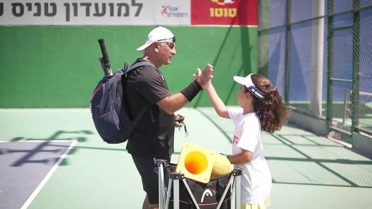 אגם אוזן וסבה דוד קיטל. "סבא תמיד פה בשבילי, הוא עושה הכול למעני ותמיד מאמין בי" (צילום: אינטרוויזיה) אגם אוזן, משתתפת בטופ טאלנט טניס, וסבה דוד קיטל