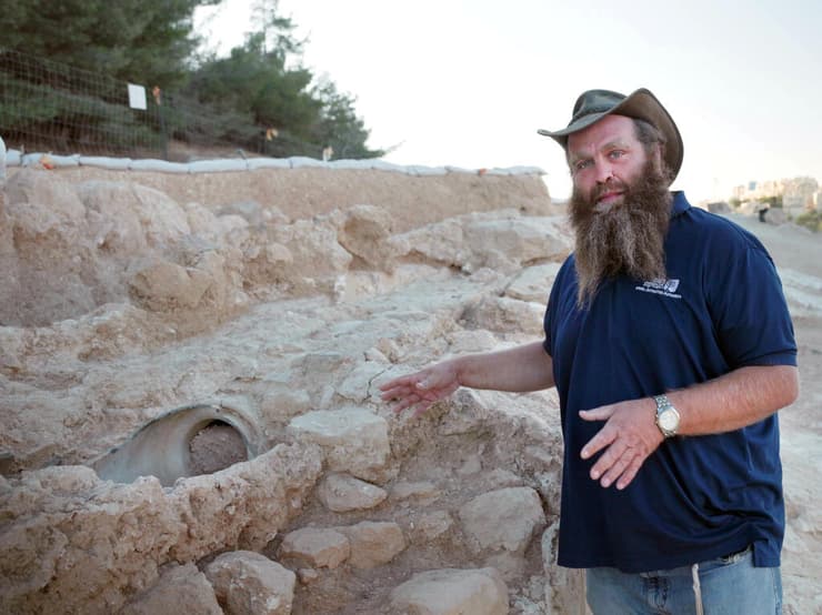ד"ר בנימין סטורצ'ן, מנהל החפירה מטעם רשות העתיקות (צילום: אמיל אלג'ם, רשות העתיקות) ד"ר בנימין סטורצ'ן, מנהל החפירה מטעם רשות העתיקות