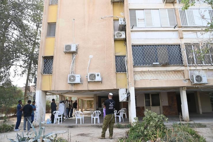זירת הרצח (צילום: הרצל יוסף ) זירת הרצח בבית נאניה מלדה שנרצחה ע"י בעלה בבאר שבע