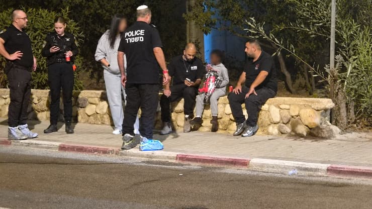 בן ה-5 ברחוב אחרי הרצח, עם שוטרים וגורמי עירייה (צילום: אילנה קוריאל) זירת רצח האישה בבאר שבע