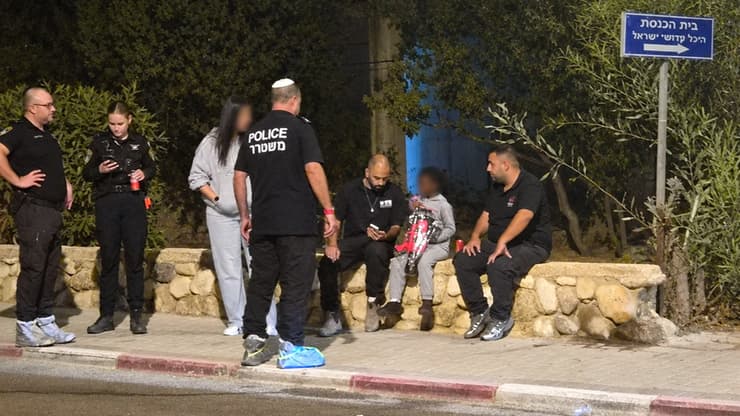 בן ה-5 מחוץ לדירה שבה היה עד לרצח אמו (צילום: אילנה קוריאל) זירת רצח האישה בבאר שבע