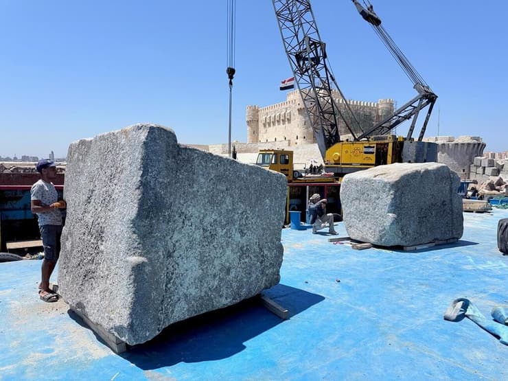 האבנים הענקיות שנמשו מן המים בנמל אלכסנדריה, במטרה לשחזר דיגיטלית את אחד משבעת פלאי העולם העתיק