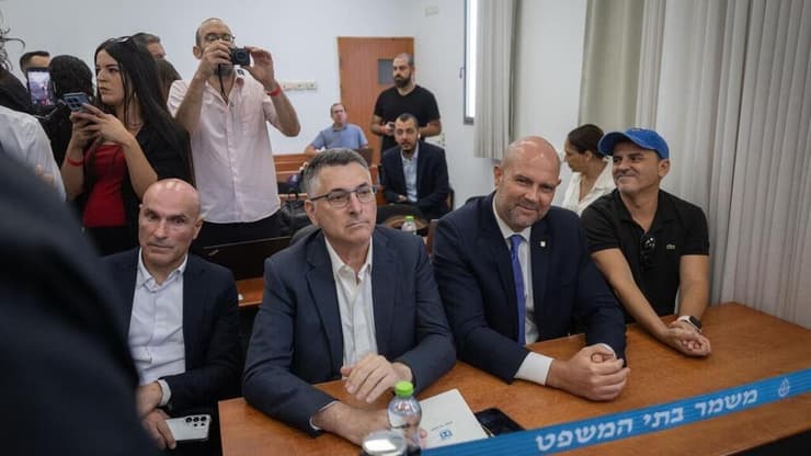 אוחנה לצד נוה ושר החוץ גדעון סער, הבוקר (צילום: חיים גולדברג/פלאש90) אפי נוה וגדעון סער ואמיר אוחנה במתן עדות מנדלבליט במשפט נתניהו