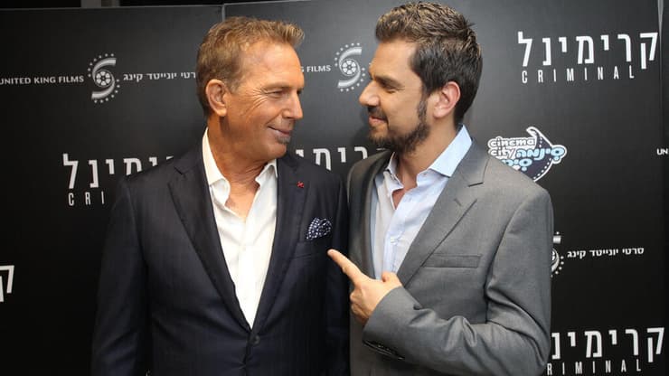 המשיך משם ל"יילוסטון" שהחייתה לו את הקריירה. אריאל ורומן עם קווין קוסטנר בפרימיירת "קרימינל" בישראל (צילום: רפי דלויה) מימין אריאל ורומן במאי ה סרט קרימינל קווין קוסטנר שחקן ב פרימיירה ל סרט קרימינל סינמה סיטי גלילות