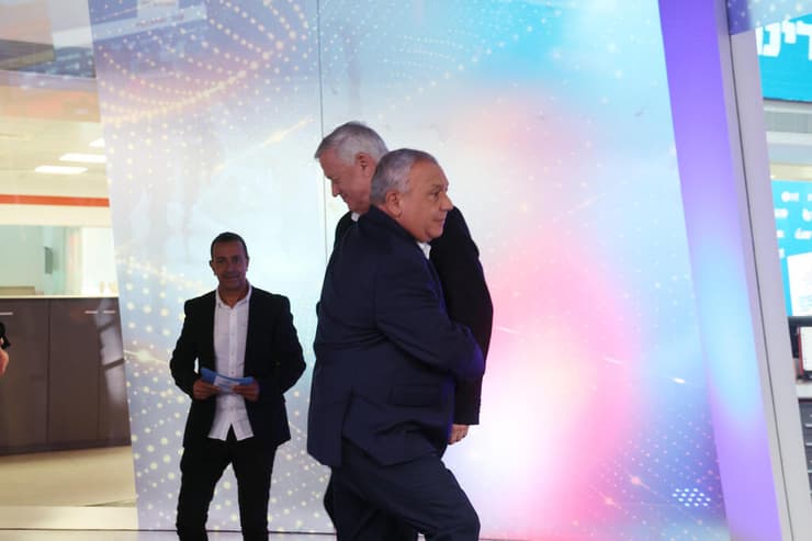 גנץ ואיזנקוט נפגשים באולפן ynet. "משוכנע שגדי מתכנן להיות ראש הממשלה" (צילום: יריב כץ) ועידת "האנשים של המדינה"
