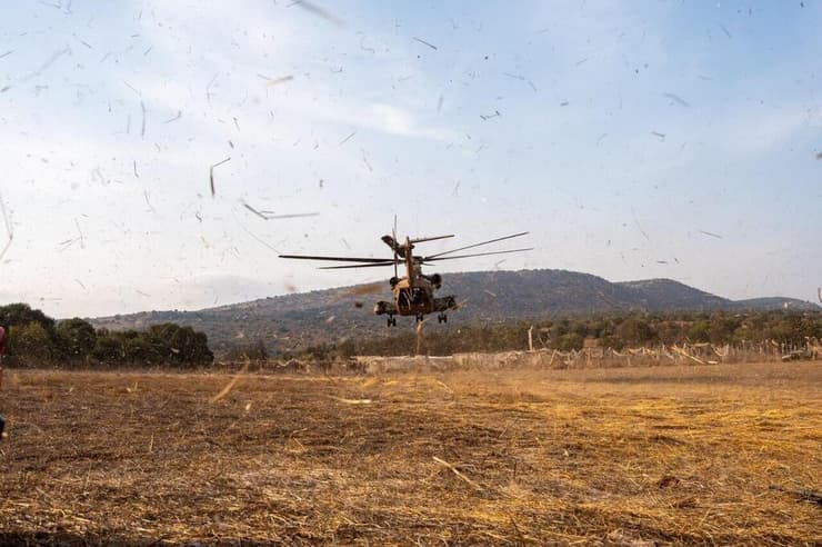 חיילים בתדריך לפינוי פצועים בפיצוץ ברכס הרים (צילום: דובר צה"ל ) חיילים בתדריך לפינוי פצועים בפיצוץ ברכס רמים