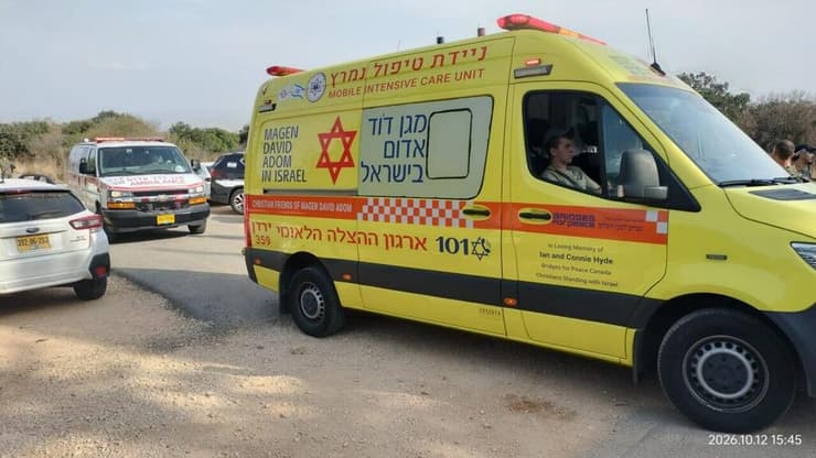 פינוי הנפגעים מזירת הפיצוץ (צילום: אביהו שפירא) זירת הפיצוץ