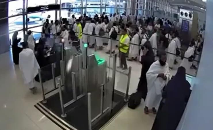 פגיעת הטיל שתועדה במצלמות: מחכים בבידוק הביטחוני, ואז אש פורצת והתקרה קורסת סעודיה פגיעת טיל של ה חות'ים ב נמל התעופה המלך חאלד ב ריאד 10 אוקטובר 2026