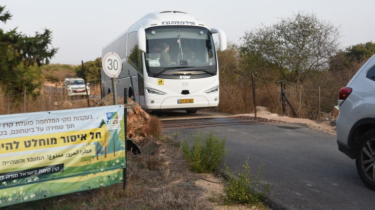 אוטובוס התלמידים חולף ליד השלט (צילום: אביהו שפירא) פינוי פצועים בזירת הפיצוץ פינוי