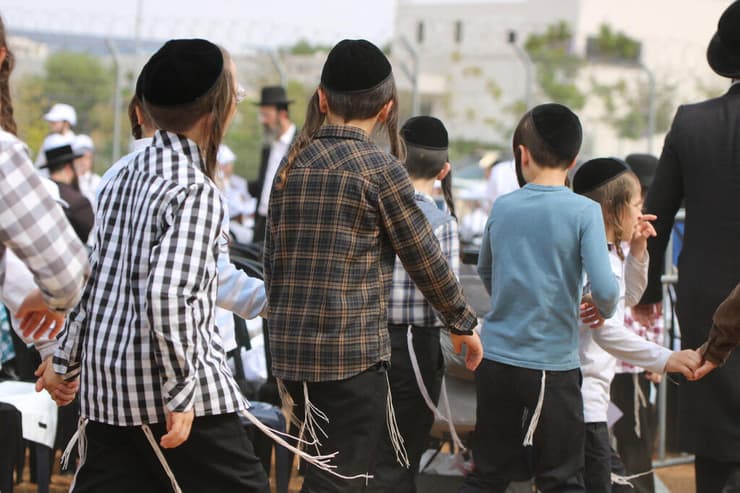 ילדים בהפגנה מול כלא 10. משרד החינוך העביר הנחיה למחוז החרדי "לפעול במלוא החומרה כנגד התופעה" (צילום: מיקי שמידט) ילדים חרדים בהפגנה מול כלא 10