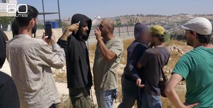 צילום: 60 minutes משפחות פלסטיניות שמנסות לשוב לבתיהן ומותקפות ע"י מתנחלים - 60 דקות