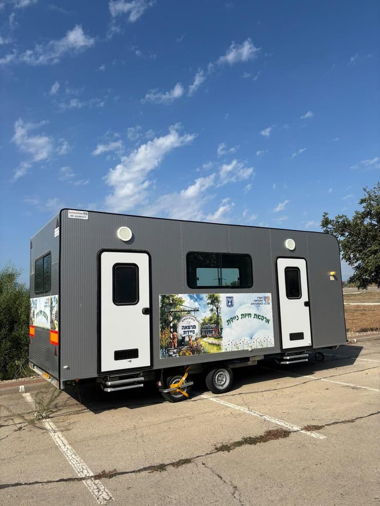 המרפאה הווטרינרית הניידת, שתאפשר להעניק טיפול רפואי, לבצע חיסונים נגד כלבת וניתוחי עיקור וסירוס ולסמן בעלי חיים בשבב אלקטרוני – גם ברשויות שאין בתחומן מרפאה וטרינרית (צילום: באדיבות משרד החקלאות וביטחון המזון) המרפאה הווטרינרית הניידת, שתאפשר להעניק טיפול רפואי, לבצע חיסונים נגד כלבת וניתוחי עיקור וסירוס ולסמן בעלי חיים בשבב אלקטרוני – גם ברשויות שאין בתחומן מרפאה וטרינרית