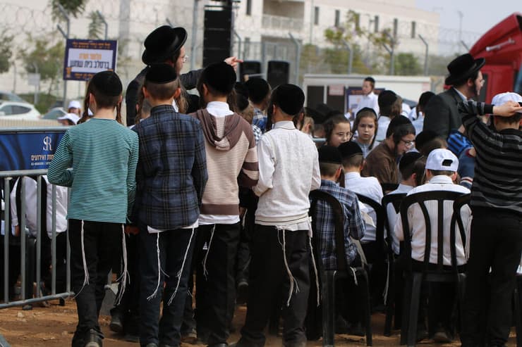 צילום: מיקי שמידט ילדים חרדים בהפגנה מול כלא 10
