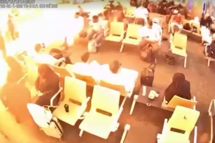 רגע הפיצוץ שמהמם את הנוסעים היושבים בכיסאות ההמתנה, בנמל התעופה בריאד שלשום סעודיה פגיעת טיל של ה חות'ים ב נמל התעופה המלך חאלד ב ריאד 10 אוקטובר 2026