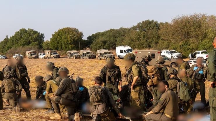 חיילים בתדריך לפינוי פצועים בפיצוץ ברכס הרים (צילום: דובר צה"ל ) חיילים בתדריך לפינוי פצועים בפיצוץ ברכס רמים