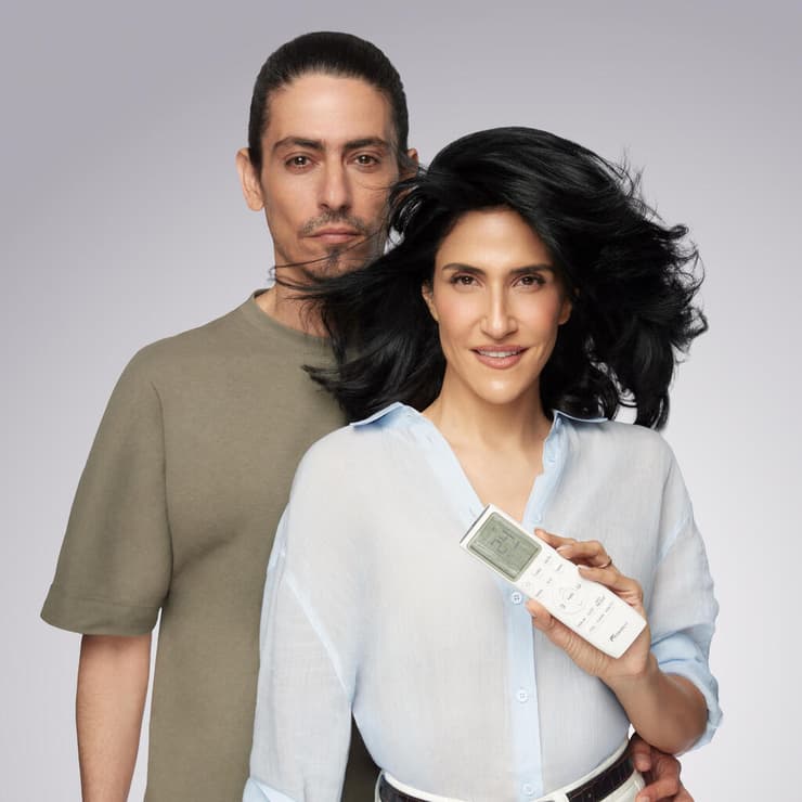 מגי אזרזר וקותי סבג, מתוך קמפיין 'מזגני פמילי' (צילום: שחר ארביב) מגי אזרזר וקותי סבג, מתוך קמפיין 'מזגני פמילי'