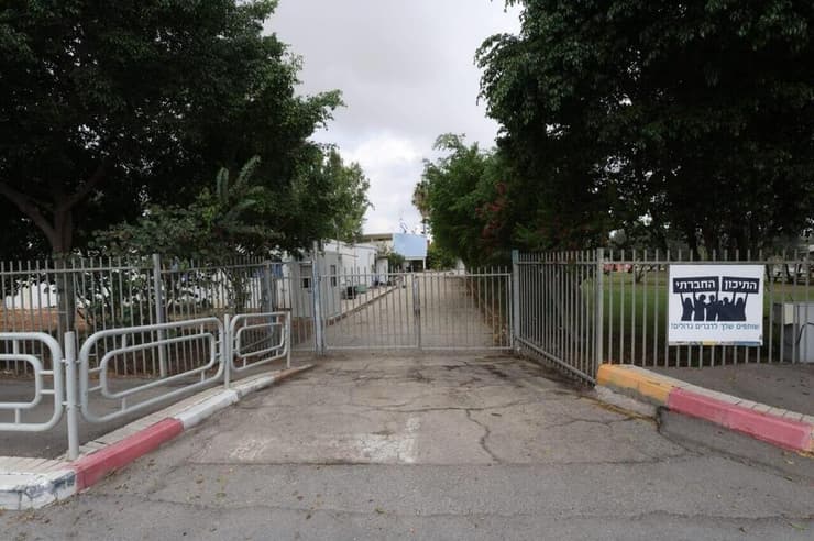 התיכון החברתי בקריות סגור, הבוקר (צילום: אלעד גרשגורן) התיכון החברתי סגור
