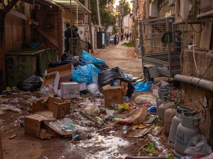 אשפה ברחובות בני ברק (צילום: יובל חן) אשפה ברחובות בני ברק