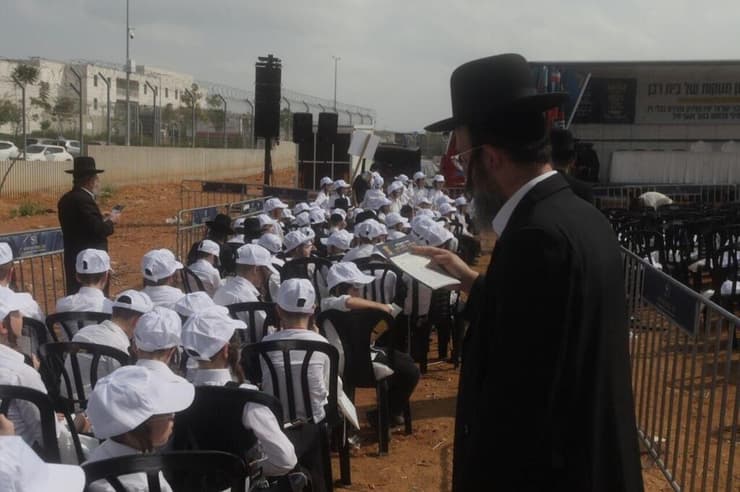 צילום: מיקי שמידט ילדים חרדים בהפגנה מול כלא 10