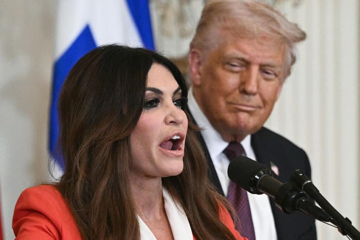 גילפויל עם הנשיא טראמפ. הוא אותת כבר אתמול: "אנחנו לא מרוצים" (צילום: Brendan SMIALOWSKI / AFP) קימברלי גילפויל שגרירת ארה"ב ב יוון מודחת