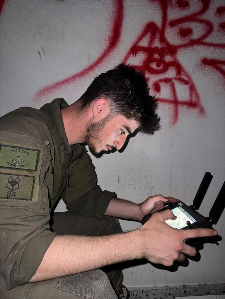 נועם בעזה. "אתה קורא את ההודעות של החבר'ה בוואטסאפ, ולא מעכל שזה כל כך קרוב אליך" (צילום: באדיבות המצולמים) נועם בעזה. "אתה קורא את ההודעות של החבר'ה בוואטסאפ, ולא מעכל שזה כל כך קרוב אליך"