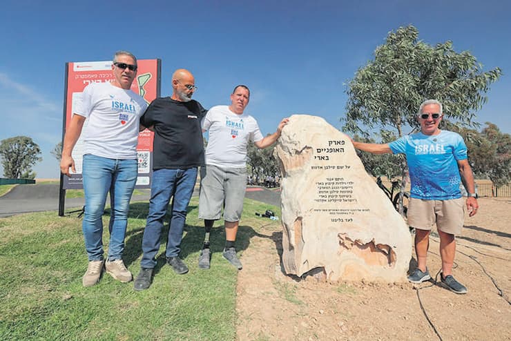 מימין: הפילנתרופ סילבן אדמס, אבידע בכר, מזכיר בארי גל כהן, שרון שבו (צילום: רונן טופלברג) אופניים