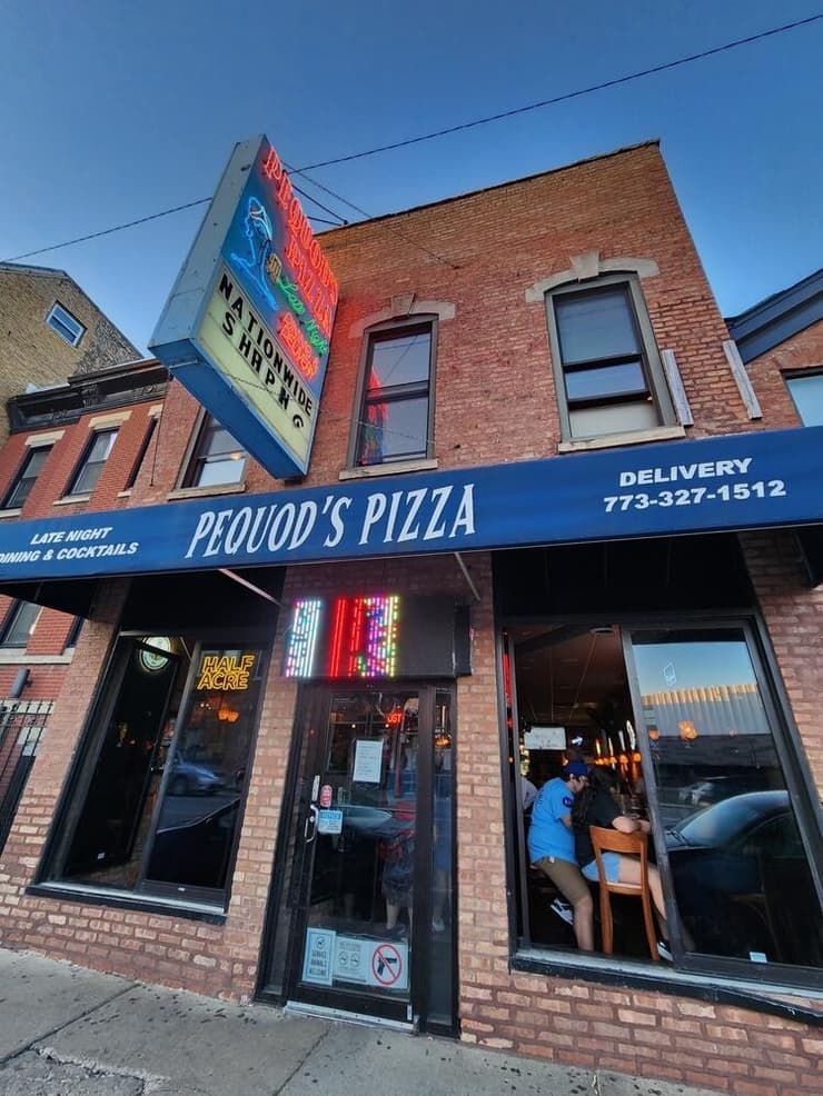 הכניסה לפיצריית Pequod's Pizza בשיקגו (צילום: shutterstock / ChicagoPhotographer) הכניסה לפיצריית Pequod's Pizza בשיקגו