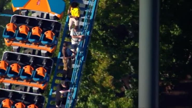 קרון ב רכבת הרים ב פארק שעשועים ב ג'ורג'יה ארה"ב שנעצר אחרי שאדם נהרג שם