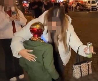 הרובוט בחוצות העיר, כפי שתועד באחד הסרטונים שהועלו לרשת גרמניה הטרדה מינית באמצעות רובוט ערס קלן