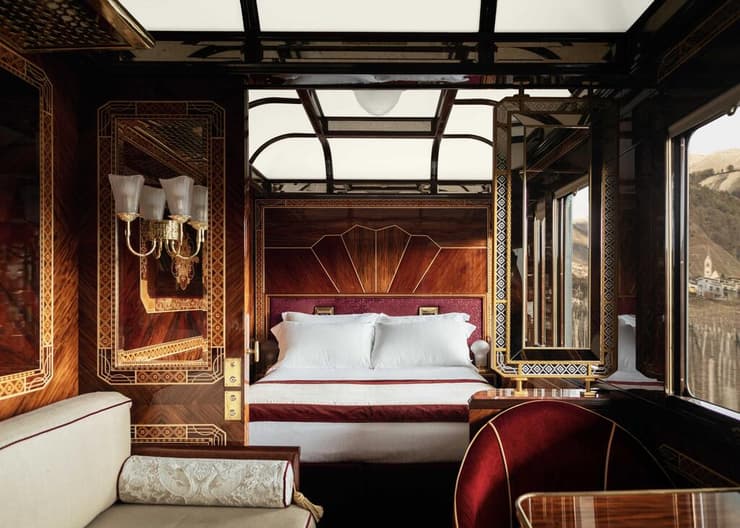 סוויטה עם מיטה זוגית, ספה ושולחן (צילום: belmond.com) אוריינט אקספרס, רכבת היוקרה של אירופה