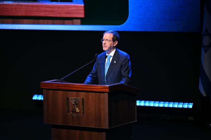 הנשיא יצחק הרצוג נואם בערב הגאלה של כנס "המחנך היהודי הבינלאומי"