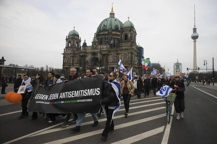 מחאה נגד האנטישמיות בברלין (צילום: Markus Schreiber / AP) מחאה נגד האנטישמיות בברלין