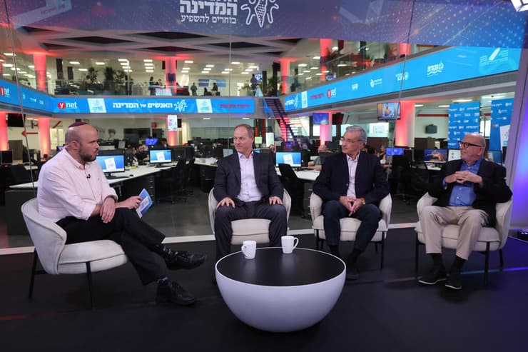 ירון דקל, יהונתן בר שדה ויוחנן פלסנר עם המנחה יאיר קראוס (צילום: יריב כץ) ועידת "האנשים של המדינה"