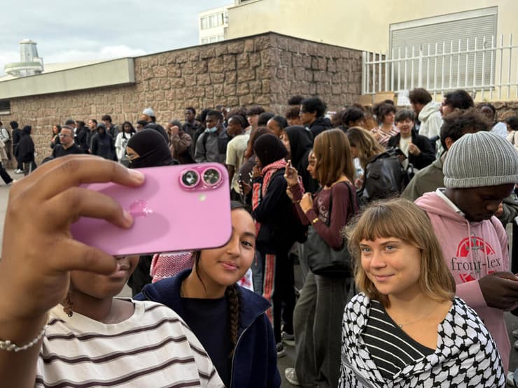 גרטה מצטלמת עם מעריצות בצרפת, הבוקר. "אנחנו שואבים השראה מהצעירים שדורשים את זכויות היסוד שלהם" (צילום: AP Photo/John Leicester) צרפת גרטה טונברג הצטרפה ל מפגינים ליד בית ספר ב סן דני פרבר של פריז באה ב כאפייה