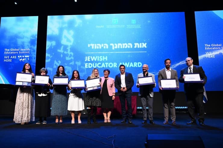 מקבלי האות עם שיקלי ומרים פרץ, מימין לשמאל: הרב צבי לו, טל קטן, מאיר בוניטו, ענת קמף, ראקל הקים, דינה יעקובסון, מרינה גרושבסקיה ורחל ישראלוביץ'