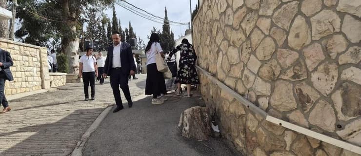 אישה מבוגרת שמתקשה בהליכה ביקשה עזרה בדרכה לקבר (צילום: שילה פריד) אישה מבוגרת שמתקשה בהליכה ביקשה עזרה בדרכה לקבר