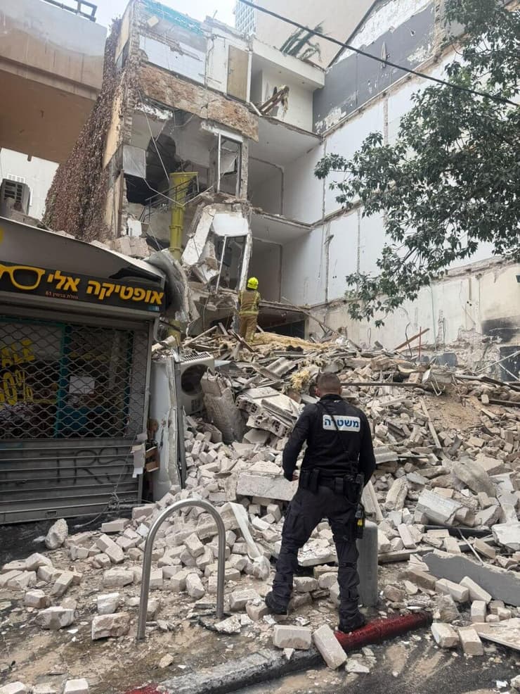 הזירה בתל אביב (צילום: דוברות המשטרה) קריסת מבנה בנחלת בנימין פינת רוטשילד בתל אביב