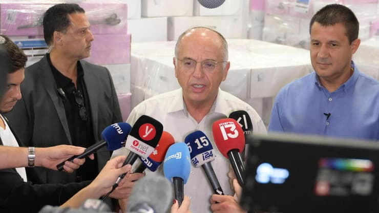 השופט סולברג במרכז הלוגיסטי של ועדת הבחירות המרכזית, היום (צילום: יובל חן ) המרכז הלוגיסטי של ועדת הבחירות המרכזי