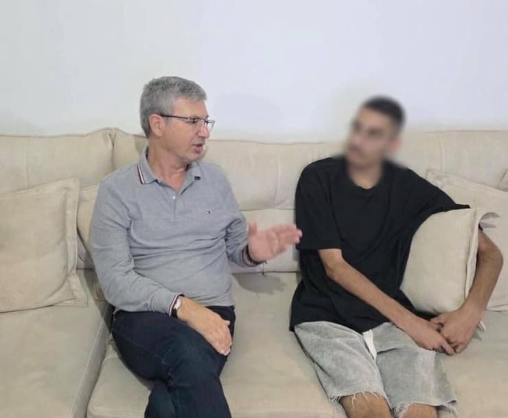 הנער שהותקף ברמלה ליד ראש העיר מיכאל וידל (צילום: עיריית רמלה) הנער שהותקף ברמלה ליד ראש העיר מיכאל וידל