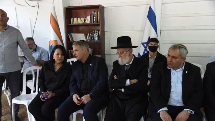 השרים קיש ואלקין בהלוויה (צילום: אביהו שפירא ) משפחתו וחברי הכנסת קיש וזאב אלקין בהלוויתו של יאיר וילנסקי ז"ל