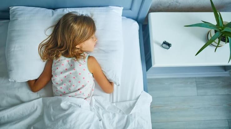 ילדים ישנים ברצף כ-11-10 שעות (צילום: shutterstock) ילדה ישנה במיטה אילוסטרציה