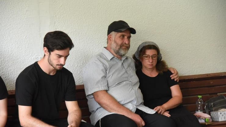 "תמיד תחסר ותמיד תהיה איתנו". ההורים שולמית ויהודה והאח דב (צילום: אביהו שפירא ) משפחתו וחברי הכנסת קיש וזאב אלקין בהלוויתו של יאיר וילנסקי ז"ל