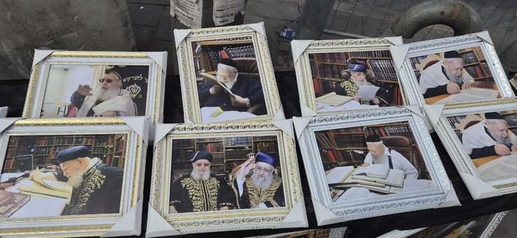 תמונות של הרב עובדיה יוסף שהונחו בבית הקברות סנהדריה (צילום: שילה פריד) תמונות של הרב עובדיה יוסף בבית הקברות סנהדריה