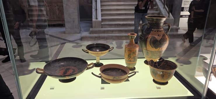תצוגת הפריטים באירוע שהתקיים במוזיאיון הלאומי באתונה (צילום: היחידה למניעת שוד, רשות העתיקות) תצוגת הפריטים באירוע שהתקיים במוזיאיון הלאומי באתונה