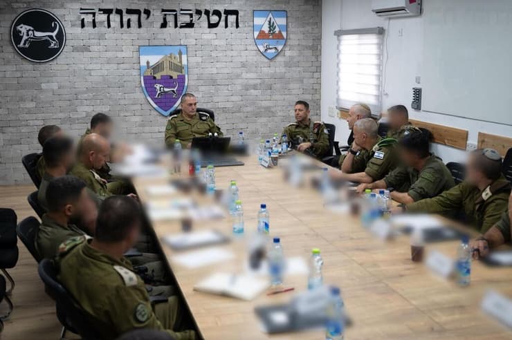 הערכת המצב בפיקוד המרכז (צילום: דובר צה"ל ) הרמטכ"ל אייל זמיר בפיקוד המרכז