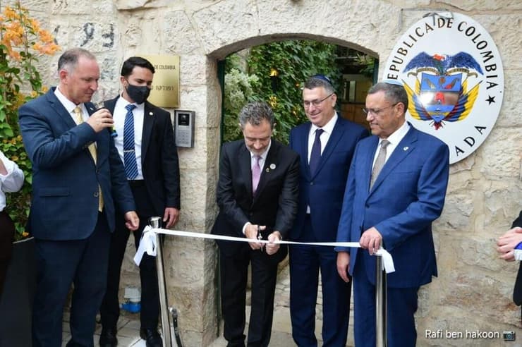 טקס החניכה בבניין סלאמה בירושלים, הבוקר (צילום: רפי בן חקון, לע״מ) שר החוץ של קולומביה עומר בולה אסקובר ושר החוץ גדעון סער