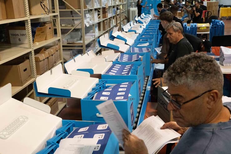 סיור עיתונאים במרכז הלוגיסטי של ועדת הבחירות המרכזית