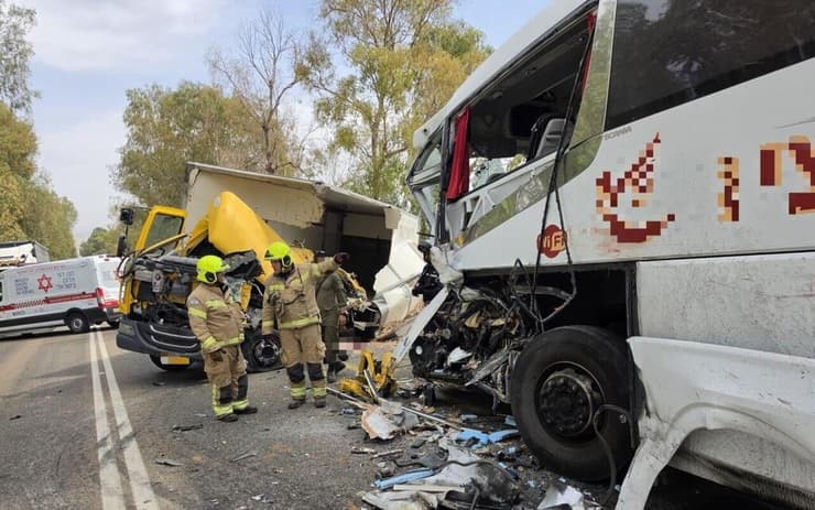 צילום: כבאות והצלה לישראל תאונת דרכים קטלנית בין אוטובוס למשאית בכביש 91 סמוך למחניים