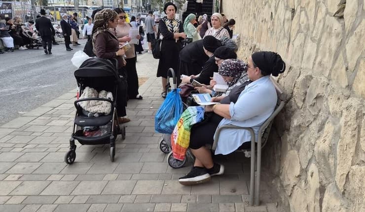נשים קוראות תהילים ליד קברו של הרב עובדיה יוסף ביום האזכרה (צילום: שילה פריד) נשים קוראות תהילים ליד קברו של הרב עובדיה יוסף ביום האזכרה